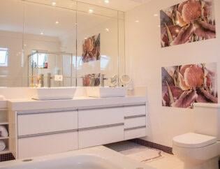 A shinning washroom with a bathroom deep cleaning in Kingston London in affordable rates